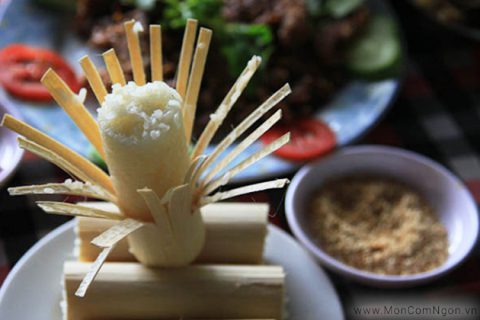 Cơm lam thơm phức, dẻo, ngọt ăn chấm muối riềng thật ngon