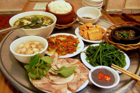 Bữa cơm Việt Nam còn không thể thiếu các loại mắm nước hay cái hay dưa, cà.