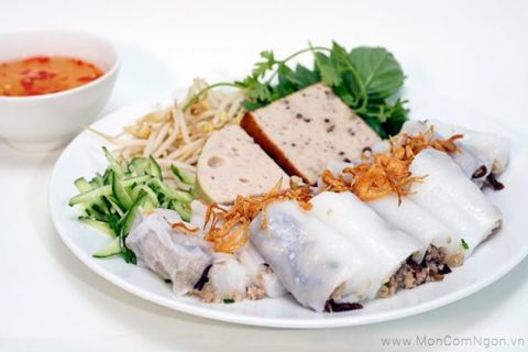 Bánh cuốn là món ở khắp ba miền - món ăn kèm giò lụa, chả quế,...
